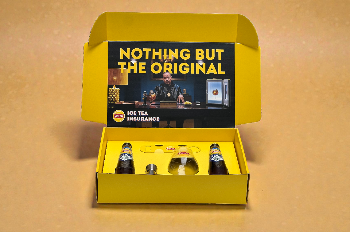 kartonnen pr giftbox met branding en inhoud voor lipton ice tea