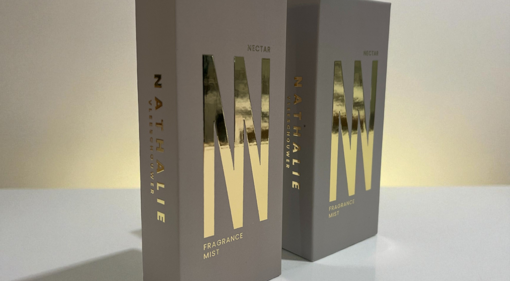 Luxe doosje met foliedruk van vouwkarton voor een huisparfum 