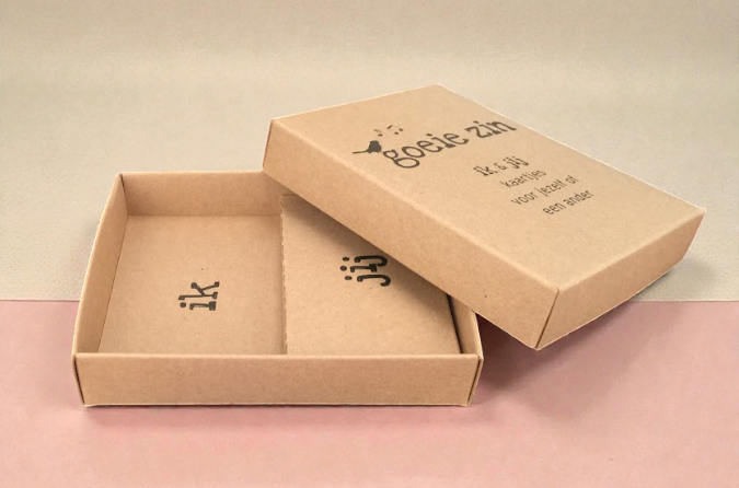 Vouwkarton doosje van kraft voor spelkaarten met interieur