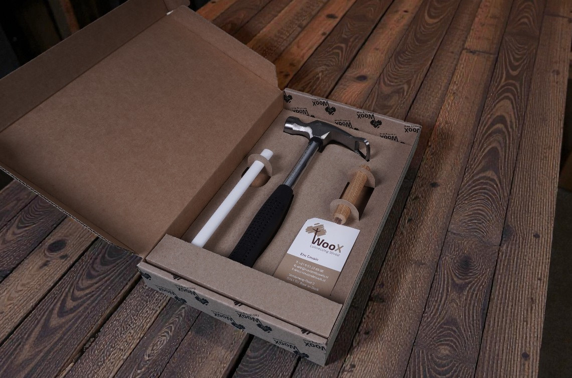 Bruin bedrukte golfkartonnen klepdeksel met een interieur voor gereedschap