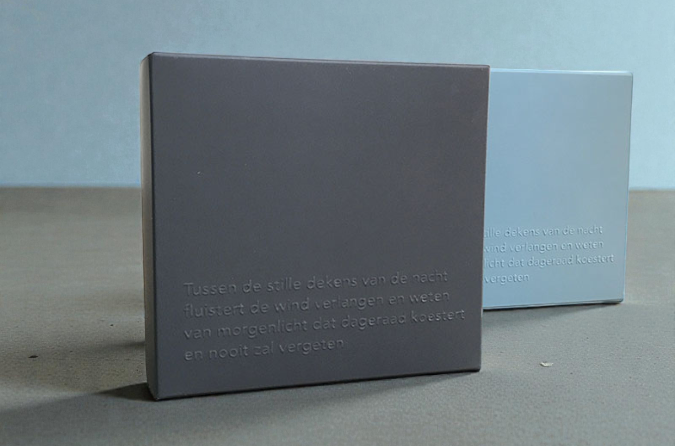 Vouwkartonnen doosje met soft touch laminaat en preeg