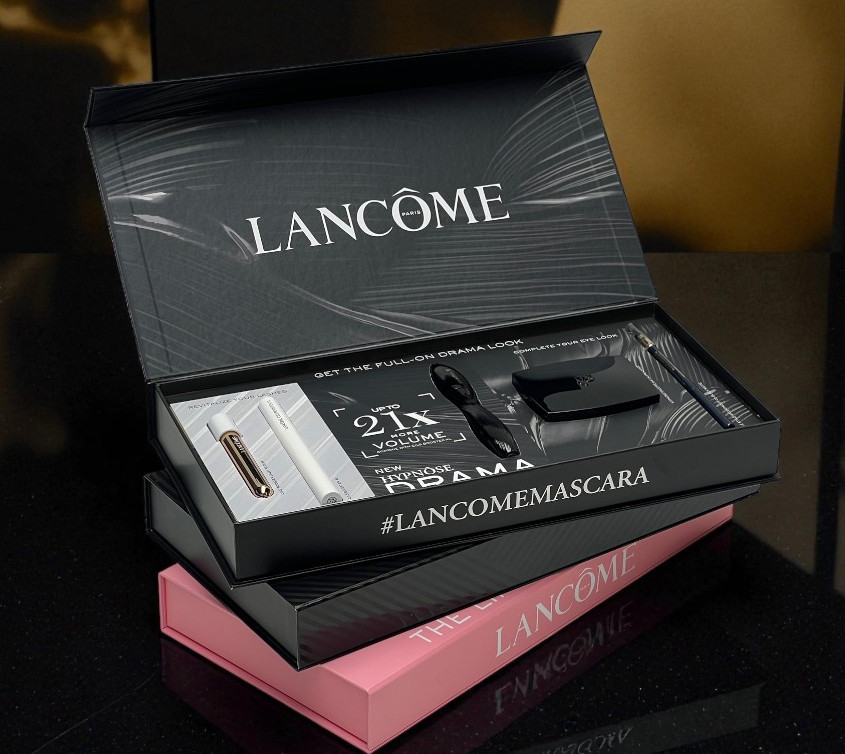 Luxe cosmetica verpakking in doos van massief karton met interieur