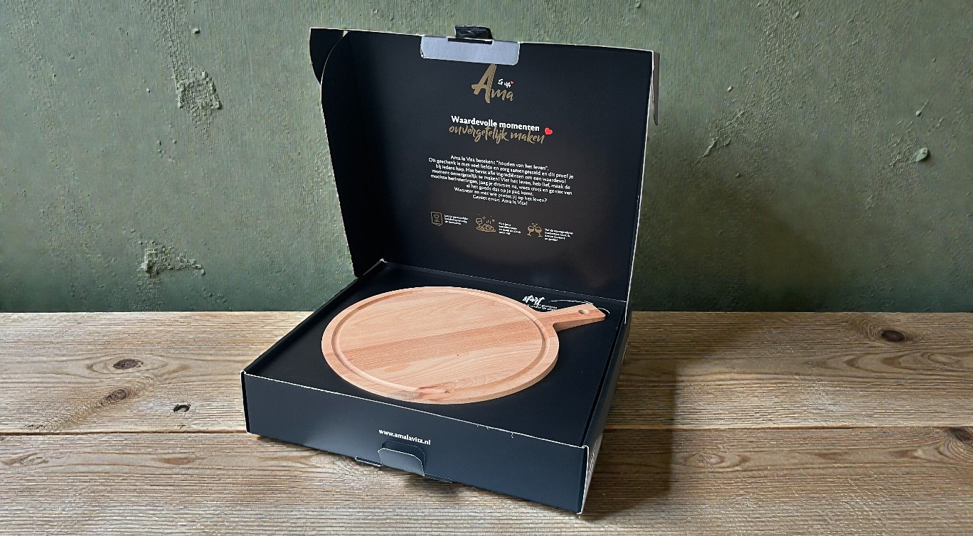 Luxe verzenddoos van karton met bedrukking voor borrelplank