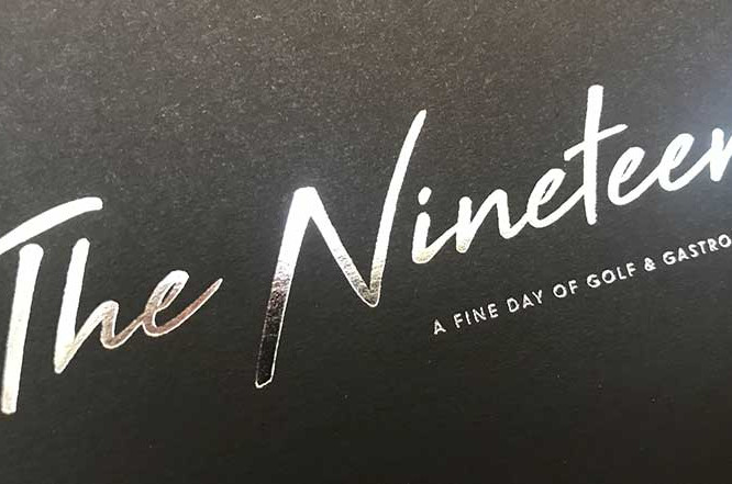 Detail van zilverfoliedruk op een zwart kartonnen doosje