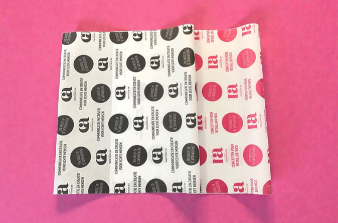wrappingpaperbedruktrozezwartklein-photoroom