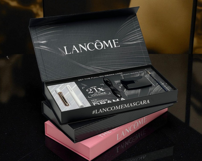 Luxe cosmetica verpakking in doos van massief karton met interieur