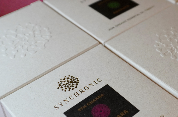 Bedrukt vouwkartonnen doosje met preeg en goud foliedruk voor cosmetica verpakking