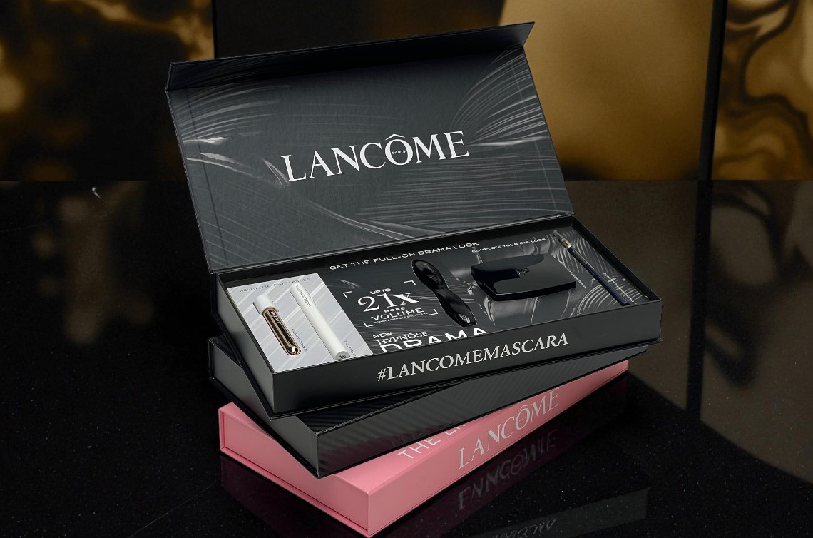 Luxe cosmetica verpakking in doos van massief karton met interieur
