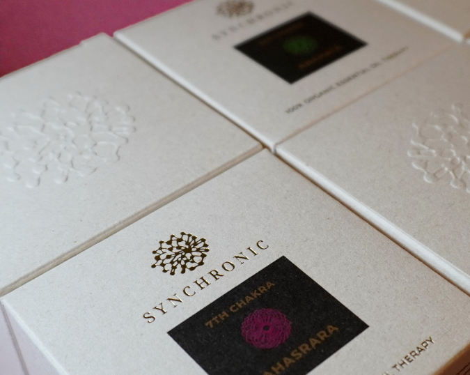 Bedrukt vouwkartonnen doosje met preeg en goud foliedruk voor cosmetica verpakking