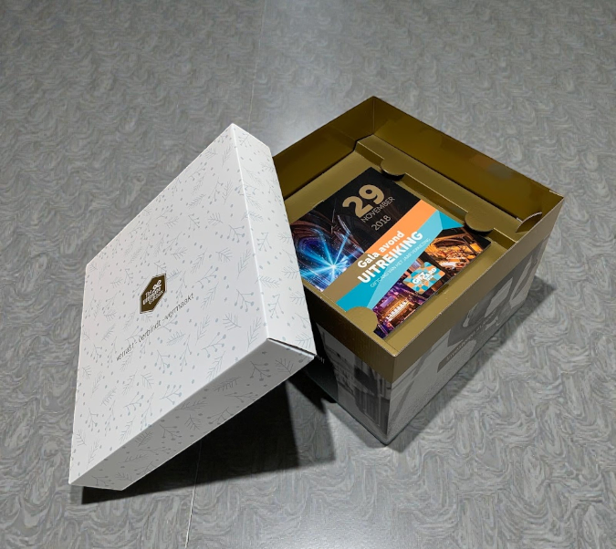 Golfkartonnen PR doos met deksel voor uitnodiging