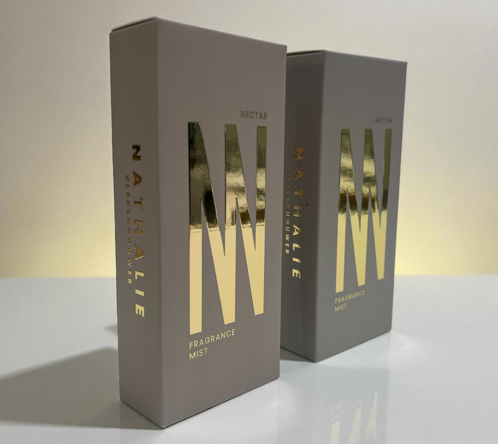 Luxe doosje met foliedruk van vouwkarton voor een huisparfum 