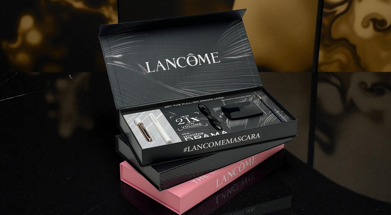 Luxe cosmetica verpakking in doos van massief karton met interieur